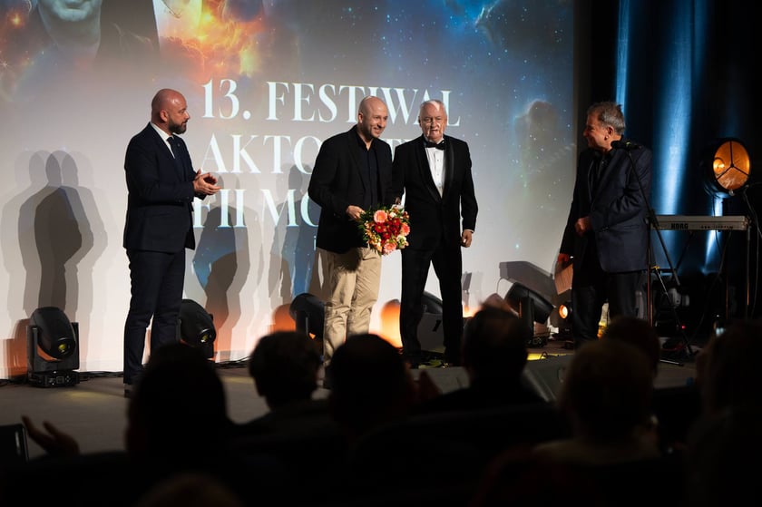 17. Festiwal Reżyserii Filmowej im. Sylwestra Chęcińskiego i 13. Festiwal Aktorstwa Filmowego im. Tadeusza Szymkowa trwały we Wrocławiu od 6 do 11 kwietnia.&nbsp;"Złoty Dzik", nagroda imienia Janusza Majewskiego dla najlepszego reżysera, powędrowała do Grzegorza Dębowskiego za film &ndash; &bdquo;Tyle co nic&rdquo;.